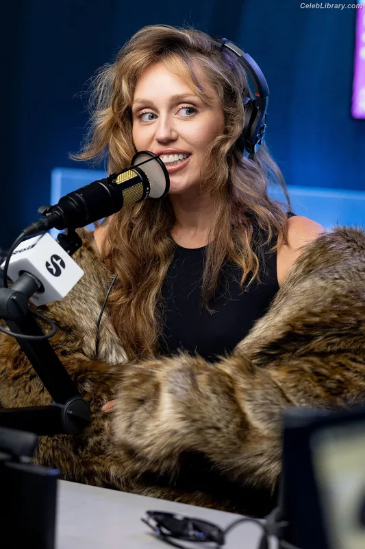 Miley Cyrus photo 15 of 2351