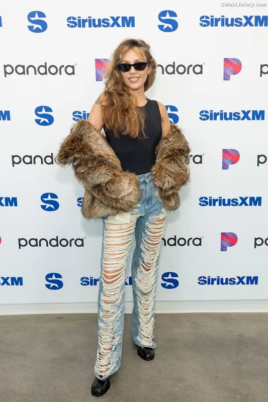 Miley Cyrus photo 17 of 2351