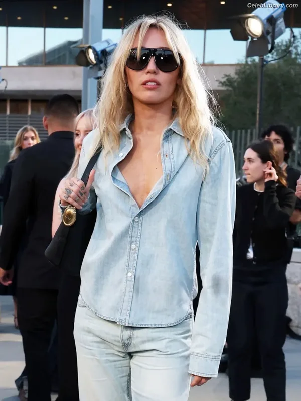 Miley Cyrus photo 21 of 2351