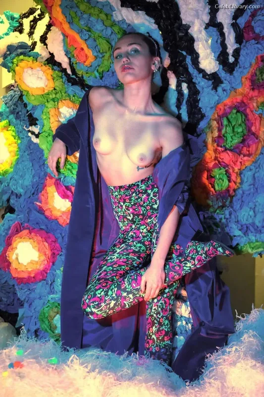 Miley Cyrus photo 11 of 2351