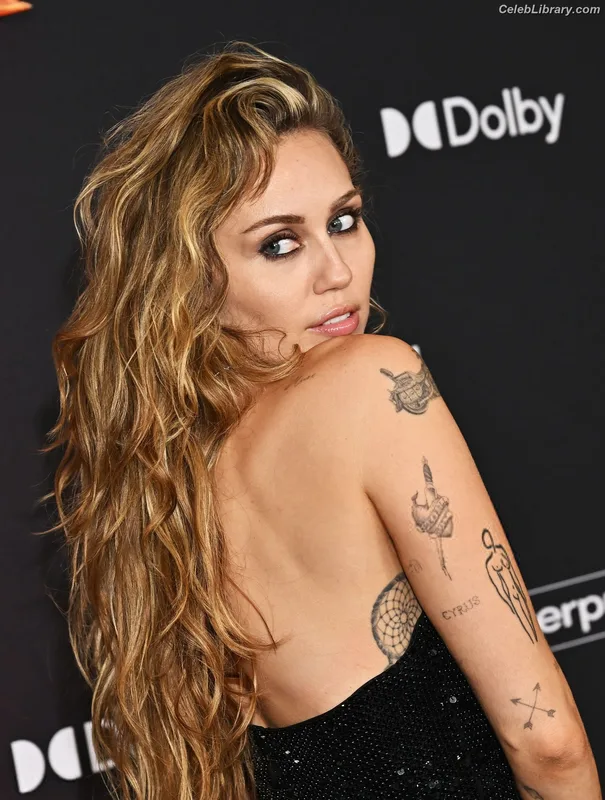 Miley Cyrus photo 3 of 2351
