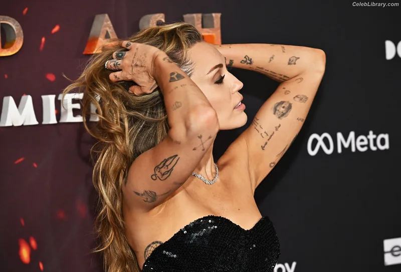 Miley Cyrus photo 8 of 2351