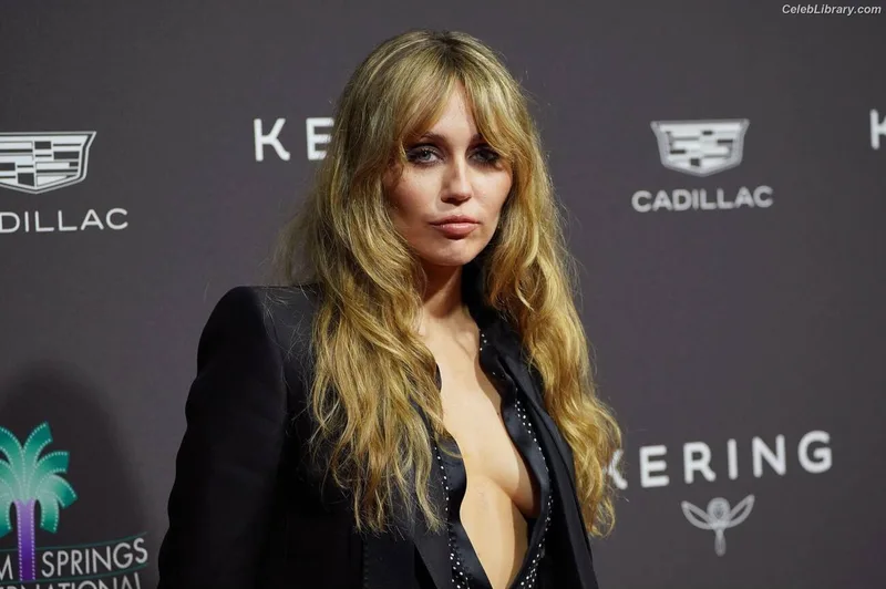Miley Cyrus photo 12 of 2351