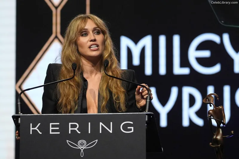 Miley Cyrus photo 20 of 2351