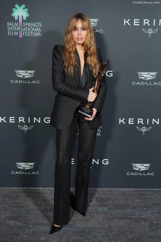 Miley Cyrus photo 24 of 2351