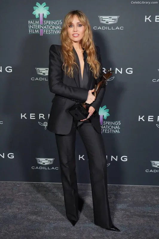 Miley Cyrus photo 1 of 2351
