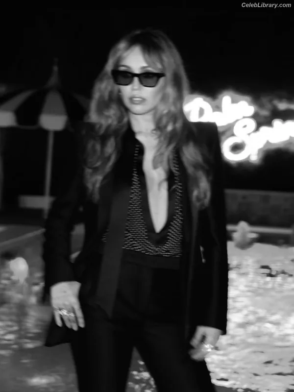 Miley Cyrus photo 9 of 2351