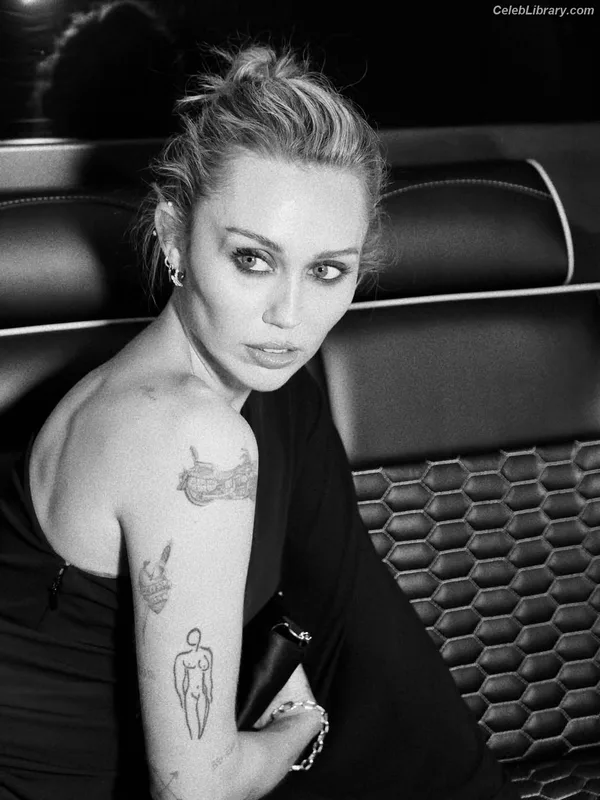 Miley Cyrus photo 15 of 2351