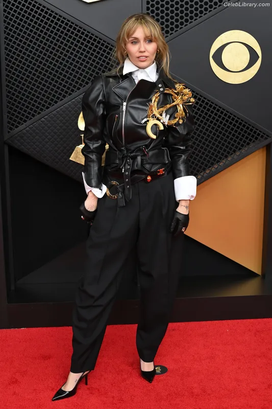 Miley Cyrus photo 16 of 2351