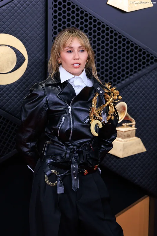 Miley Cyrus photo 18 of 2351