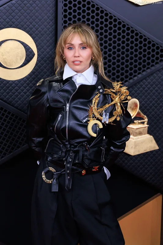 Miley Cyrus photo 20 of 2351