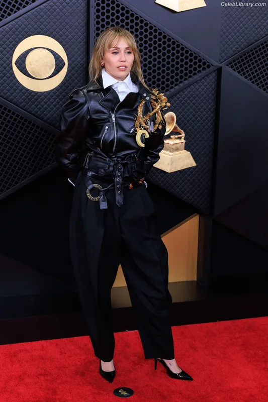 Miley Cyrus photo 21 of 2351