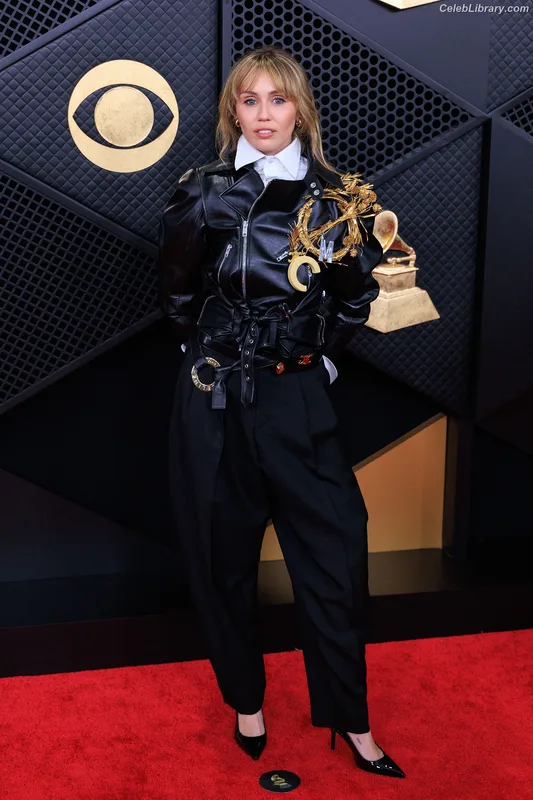 Miley Cyrus photo 23 of 2351