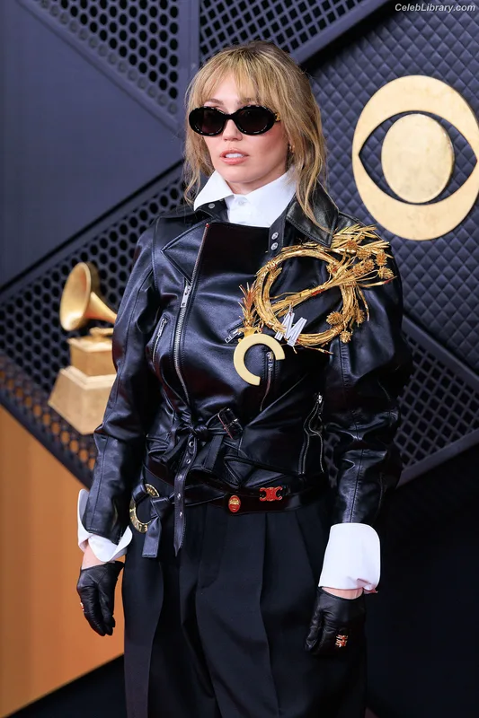 Miley Cyrus photo 24 of 2351