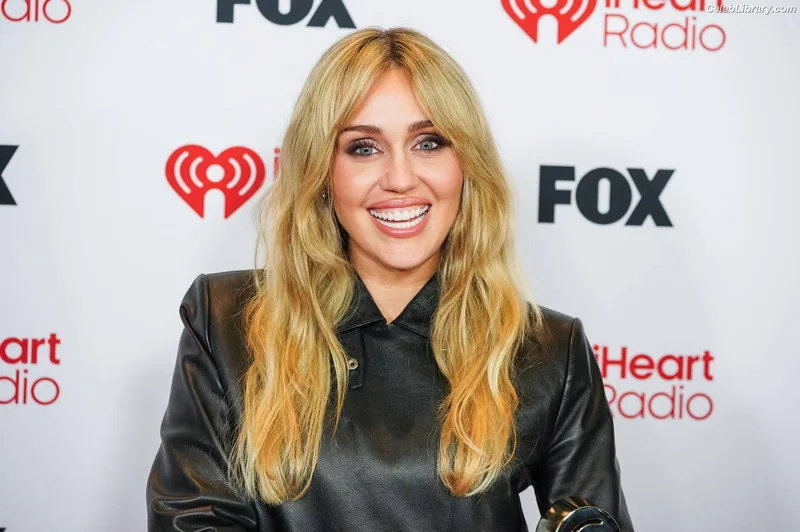 Miley Cyrus photo 11 of 2351