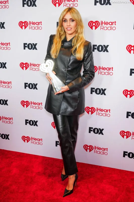 Miley Cyrus photo 14 of 2351