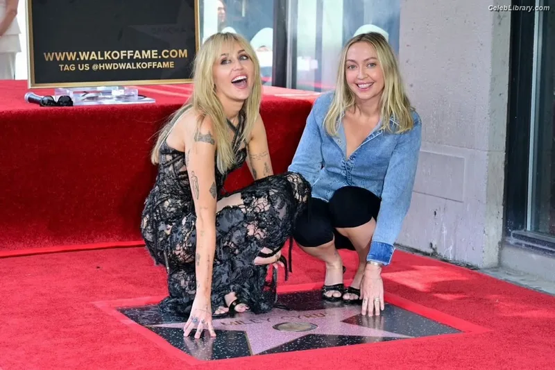 Miley Cyrus photo 21 of 2351