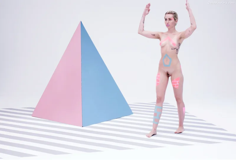 Miley Cyrus photo 22 of 2351