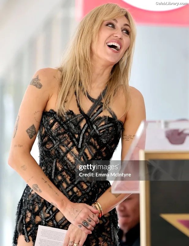 Miley Cyrus photo 1 of 2351