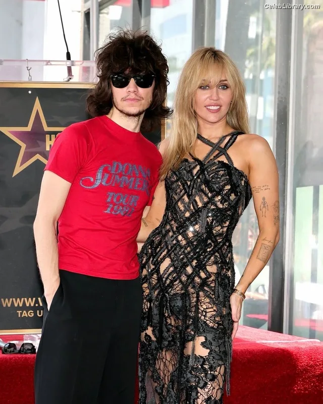 Miley Cyrus photo 11 of 2351