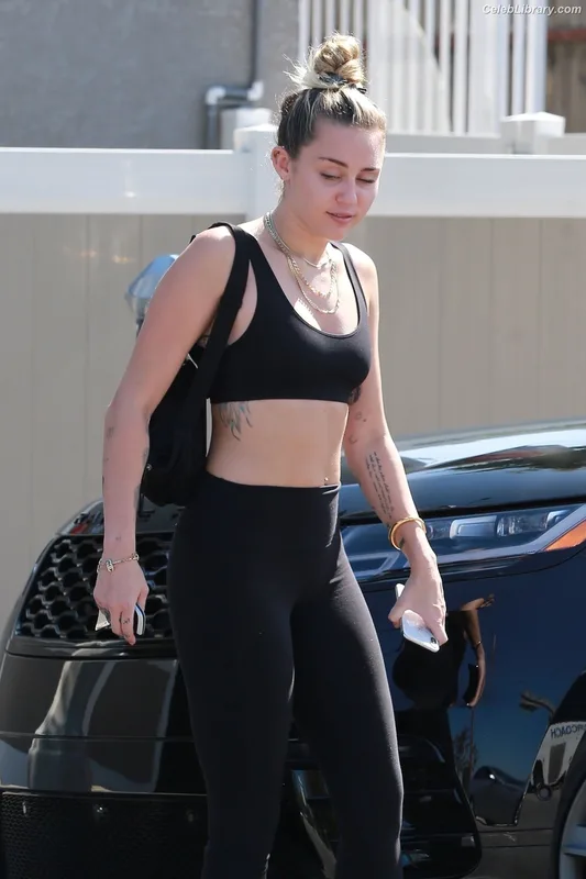 Miley Cyrus photo 18 of 2351