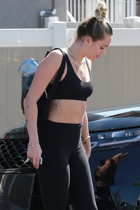 Miley Cyrus photo 20 of 2351