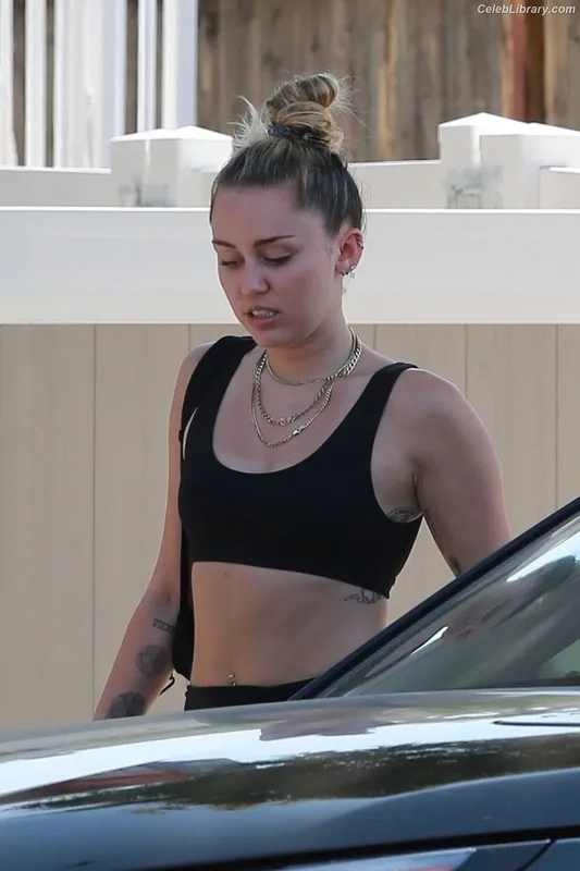 Miley Cyrus photo 21 of 2351