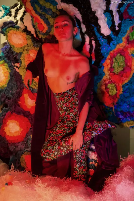 Miley Cyrus photo 12 of 2351