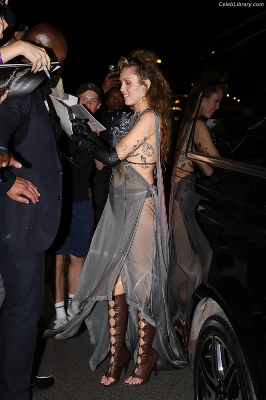 Miley Cyrus photo 17 of 2351