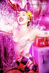 Miley Cyrus photo 22 of 2351