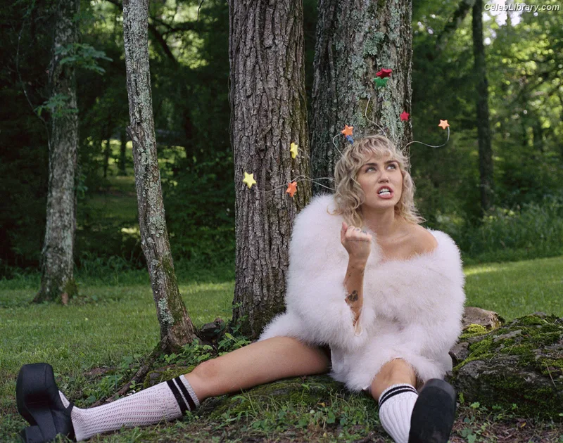 Miley Cyrus photo 24 of 2351