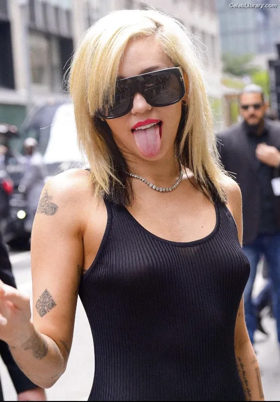 Miley Cyrus photo 9 of 2351