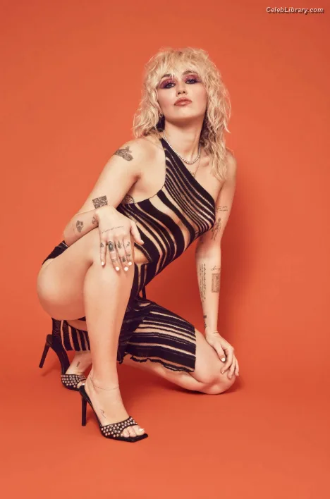 Miley Cyrus photo 17 of 2351
