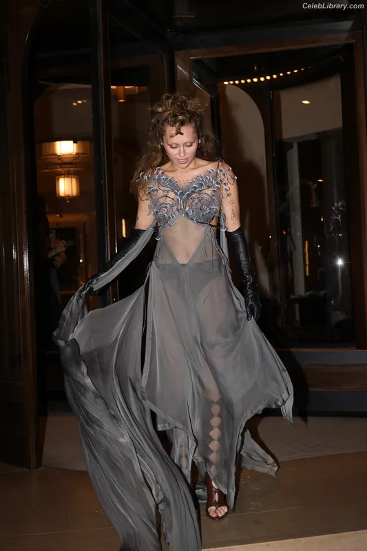 Miley Cyrus photo 24 of 2351