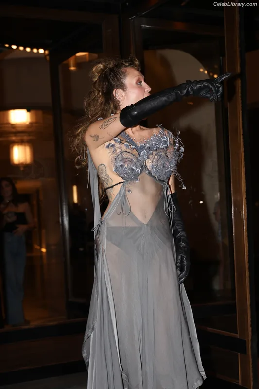 Miley Cyrus photo 3 of 2351