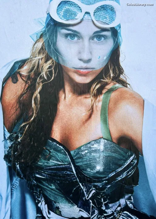 Miley Cyrus photo 9 of 2351