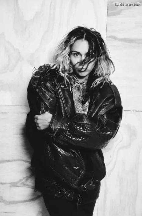 Miley Cyrus photo 10 of 2351