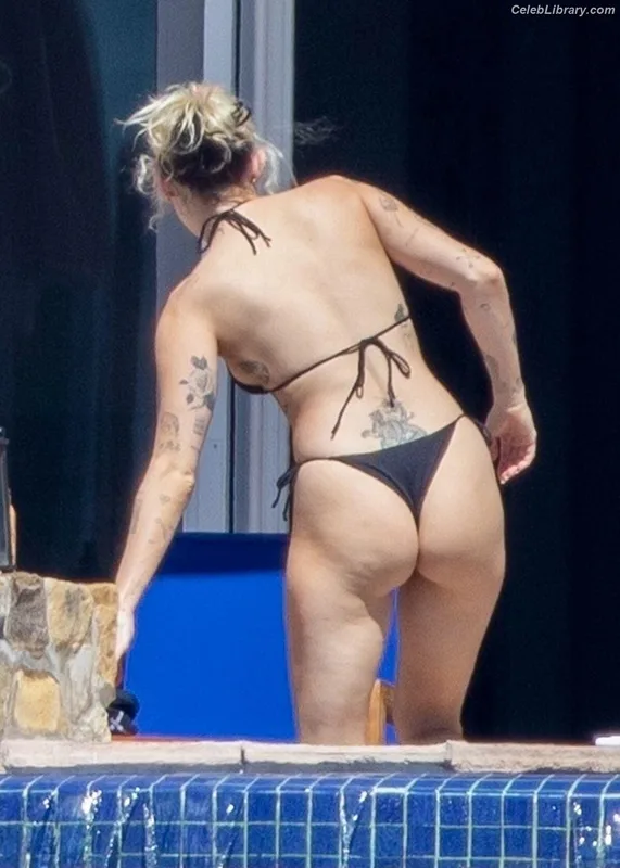 Miley Cyrus photo 12 of 2351