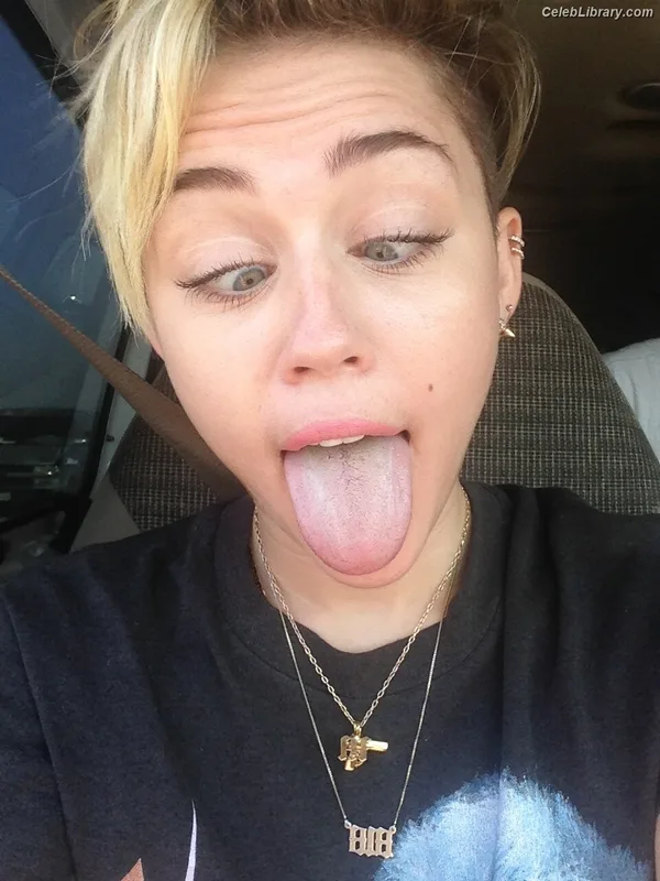 Miley Cyrus photo 16 of 2351