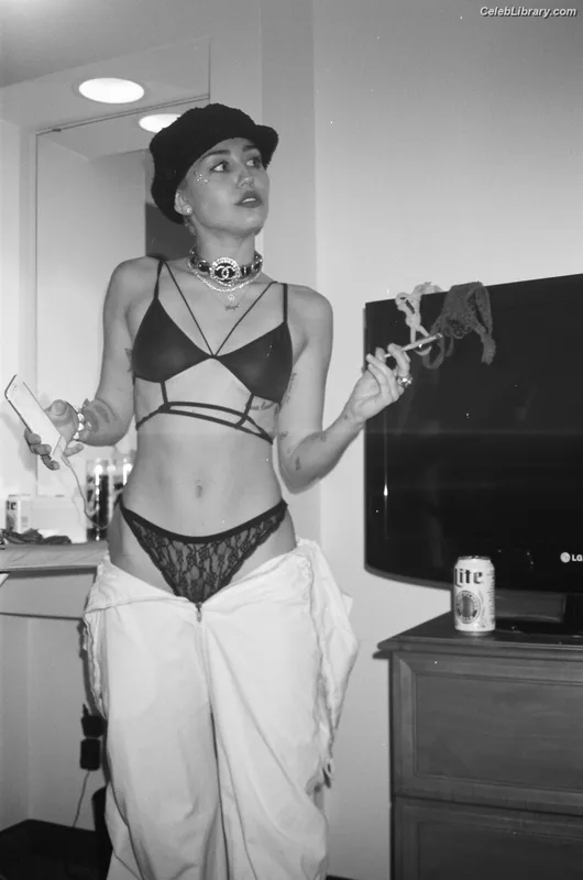 Miley Cyrus photo 20 of 2351