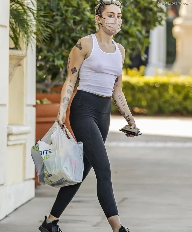 Miley Cyrus photo 24 of 2351