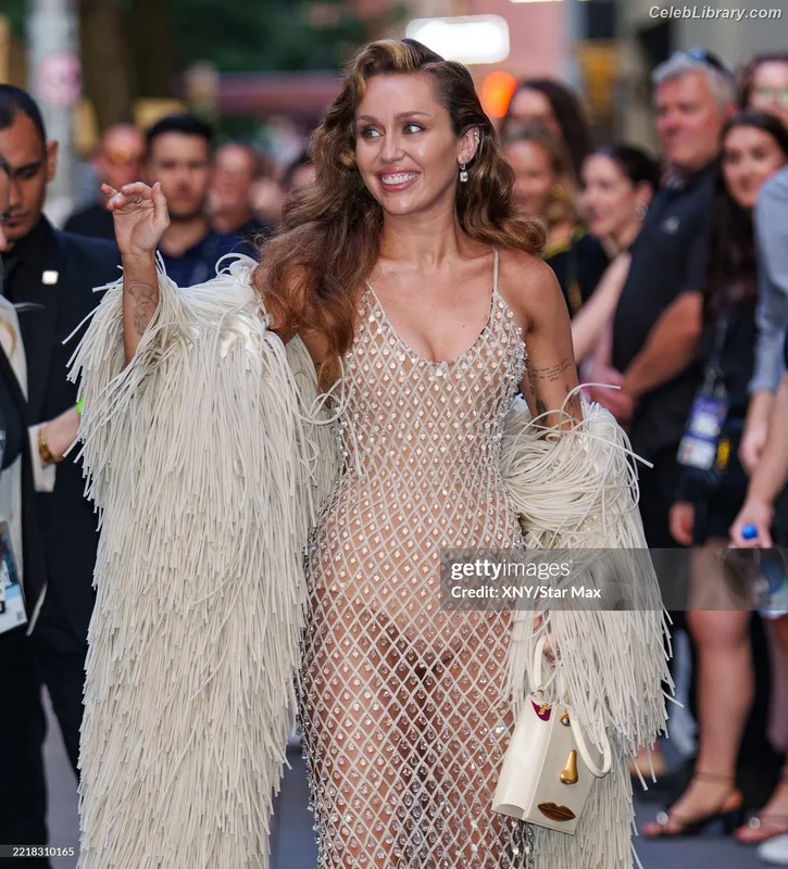 Miley Cyrus photo 2 of 2351