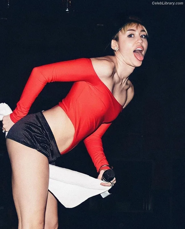 Miley Cyrus photo 3 of 2351