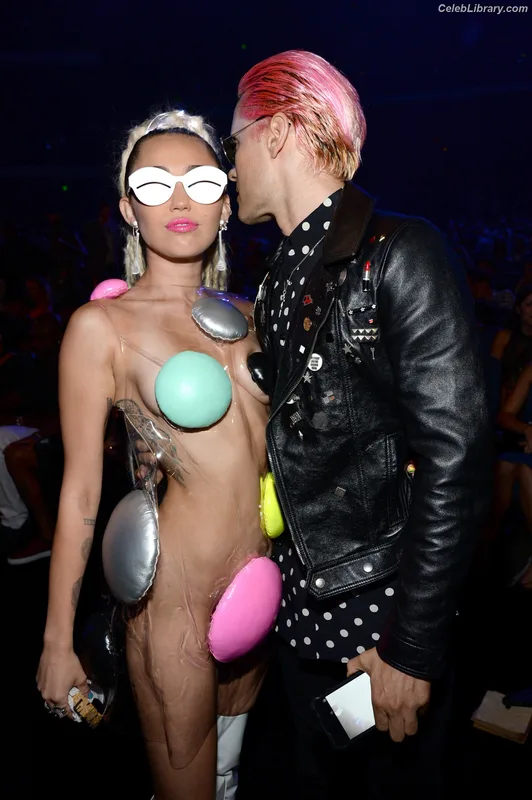 Miley Cyrus photo 5 of 2351