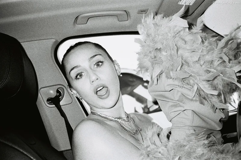 Miley Cyrus photo 6 of 2351