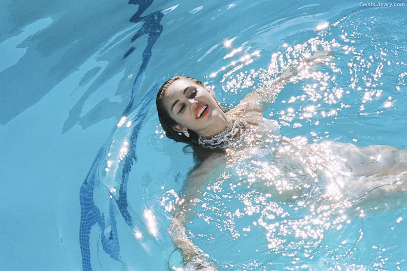 Miley Cyrus photo 7 of 2351