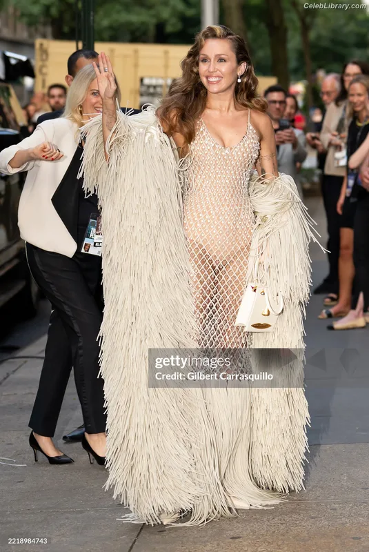 Miley Cyrus photo 17 of 2351