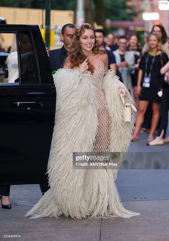 Miley Cyrus photo 19 of 2351