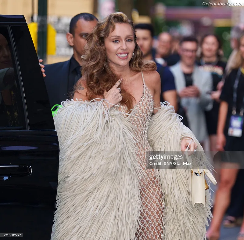 Miley Cyrus photo 21 of 2351