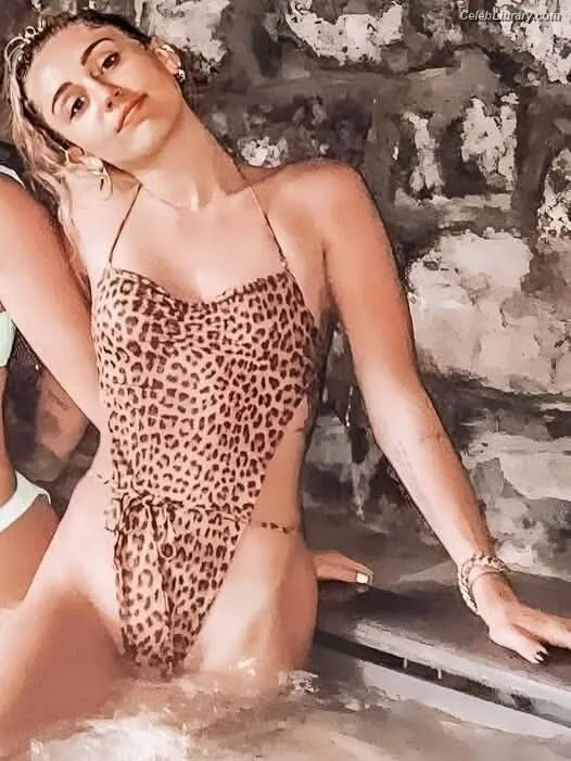 Miley Cyrus photo 2 of 2351